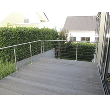 Terrasse mit Geländer aus Edelstahl und Holzboden