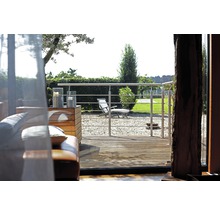 Terrasse mit Holzdeck, Edelstahlgeländer und Gartenblick
