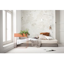 Helles Zimmer mit Tagesbett, Pflanzgefäß und floraler Tapete