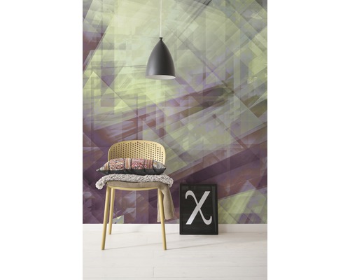 Zimmer mit geometrischer Tapete, Stuhl, Lampe und Bild