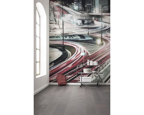 Wohnraum mit Fototapete, Servierwagen, Rucksack und Holzboden