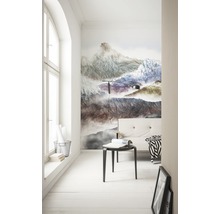 Heller Raum mit Bergmotiv-Tapete, Hocker, Lampe und Fenster
