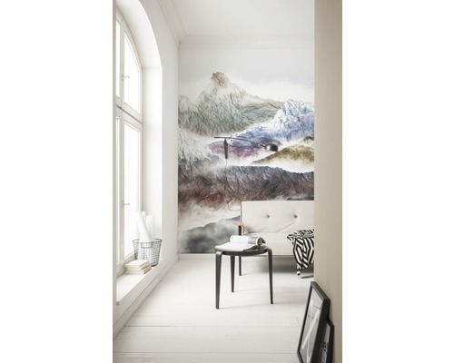 Heller Raum mit Bergmotiv-Tapete, Hocker, Lampe und Fenster