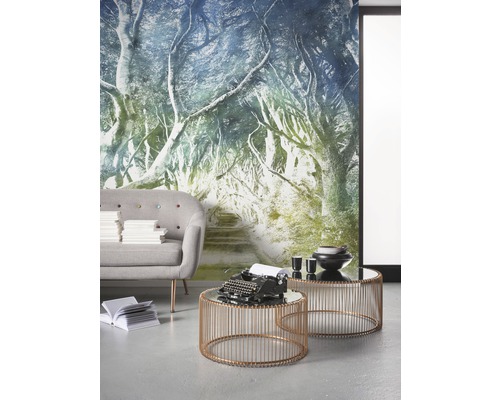 Szene mit Fototapete eines Waldweges, Couch und zwei Tischen