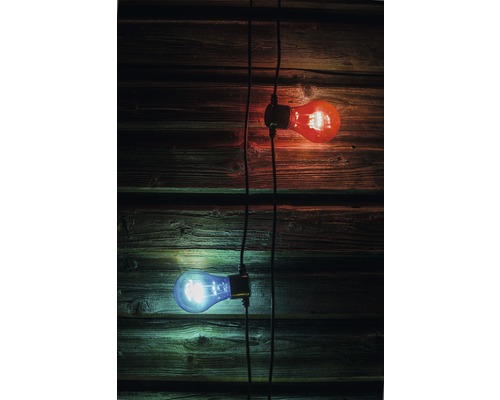 Glühbirnen an einer Lichterkette vor Holzwand