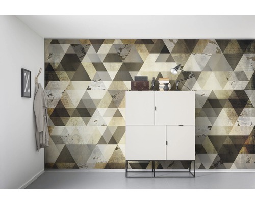 Wohnraum mit einer Wandtapete im geometrischen Dreiecksdesign und einem weißen Schrank