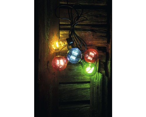 Lichterkette mit bunten Glühbirnen vor Holzhintergrund