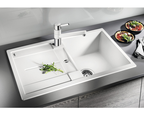 Weiße Küchenspüle mit Abtropffläche und Wasserhahn