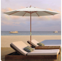 Strandszene mit Sonnenschirm und Liegestühlen