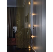 Innenraum mit Fadenvorhang und Lichtinstallation