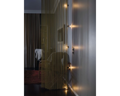 Innenraum mit Fadenvorhang und Lichtinstallation