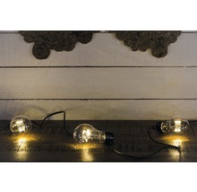 Lichterkette mit Glühbirnen auf einem Holztisch