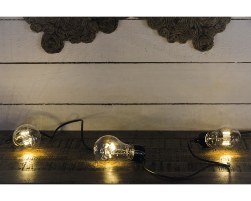 Lichterkette mit Glühbirnen auf einem Holztisch