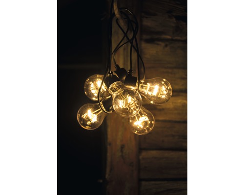 Dekorative Glühbirnen hängen an Kabeln.