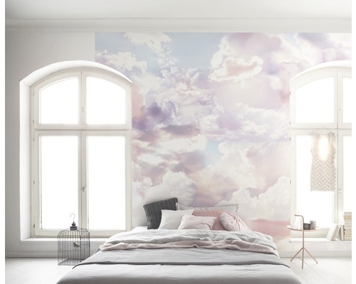 Schlafzimmer mit Wolken-Fototapete und Bett