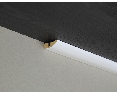 Viertelstabprofil aus Holz an Wand und Decke