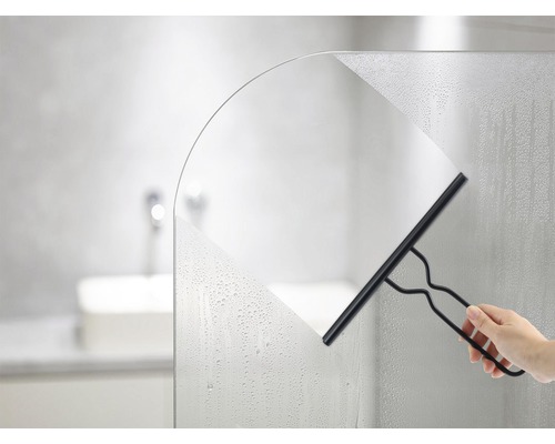 Hand wischt mit einem Fensterabzieher eine Duschwand ab