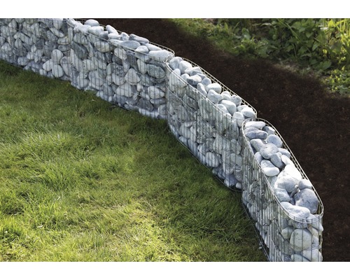 Gabionenwand aus Steinen im Garten zur Hangbefestigung