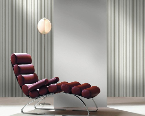 Modernes Interieur mit Sessel und Stehlampe