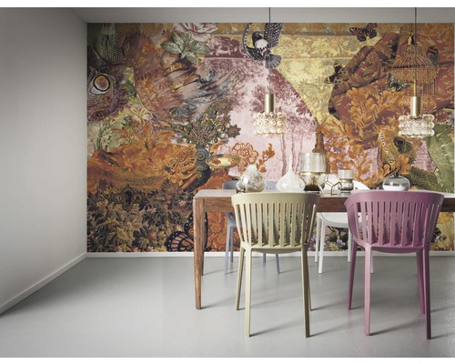 Esszimmer mit gemusterten Tapeten, Holztisch und Stühlen