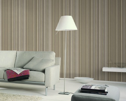 Wohnzimmer mit Couch, Stehlampe und Wandverkleidung mit Streifenmuster für ein stilvolles Ambiente.