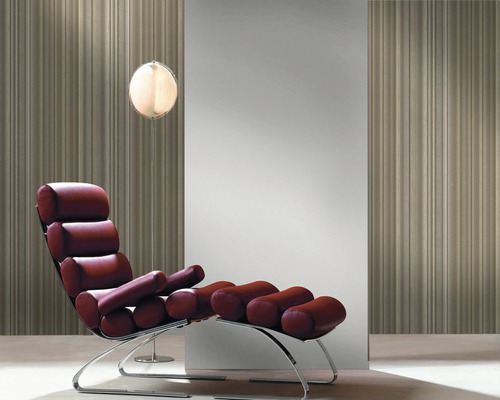 Raumansicht mit Liegesessel, Stehlampe und strukturierter Tapete