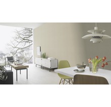 Heller Wohnraum mit Esstisch, Stühlen, Sideboard und großem Fenster