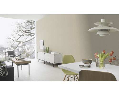 Heller Wohnraum mit Esstisch, Stühlen, Sideboard und großem Fenster