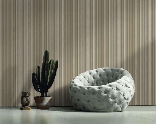 Raumansicht mit gepolstertem Sessel, Kaktus und vertikal gemusterter Wandverkleidung