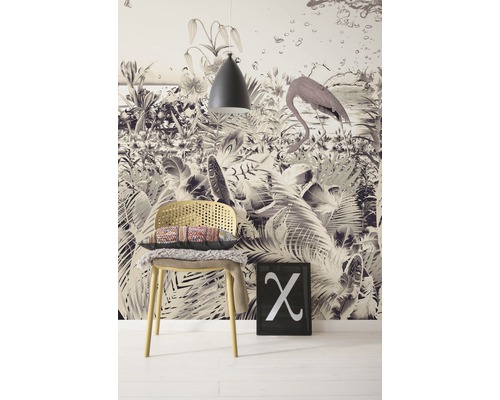 Dekoratives Interieur mit gemusterten Tapeten, Stuhl und Lampe