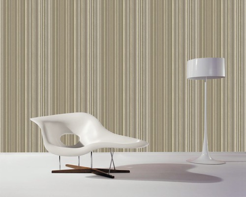 Szene mit Profilholzvertäfelung, Sessel und Stehlampe