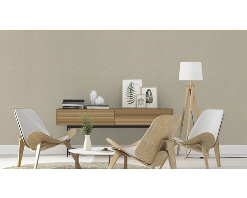 Wohnzimmer mit gemusterter Tapete, Holzmöbeln und Dekorationsartikeln