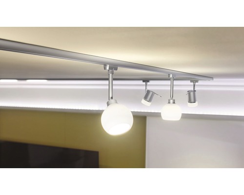 Deckenleuchte mit Spots und Schienenbeleuchtung