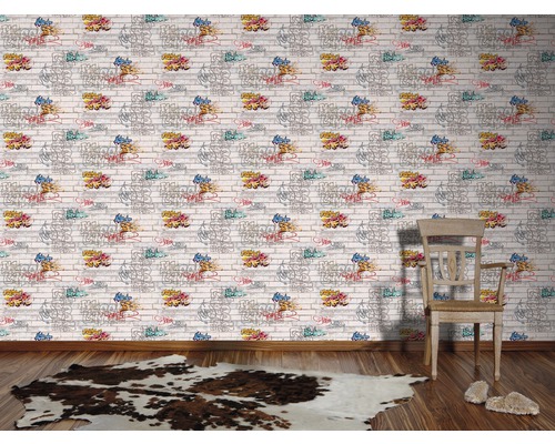 Zimmer mit einer Wandtapete in Backsteinoptik mit Graffiti-Design.