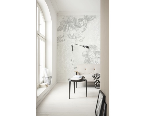 Heller Raum mit floraler Tapete, Lampe und Sitzgelegenheit