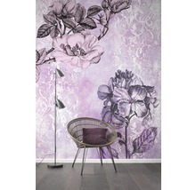 Dekoratives Interieur mit blumiger Fototapete, Sessel und Stehlampe