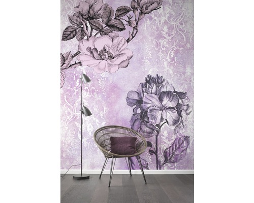 Dekoratives Interieur mit blumiger Fototapete, Sessel und Stehlampe