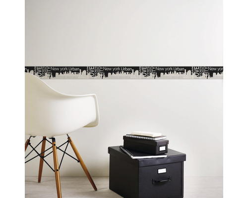 Wandbordüre mit New York Skyline und Schriftzug im urbanen Stil an einer weißen Wand