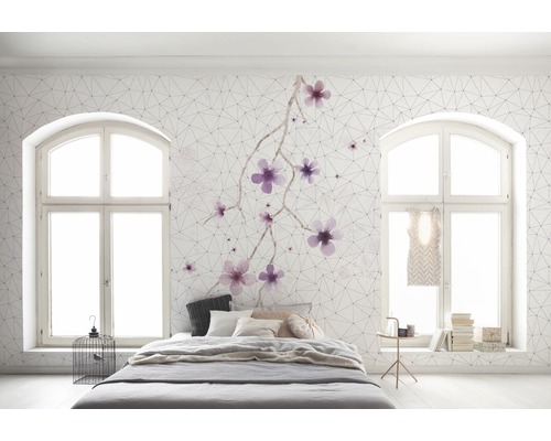 Helles Schlafzimmer mit Bett, Fenstern und Tapete mit Blumenmuster