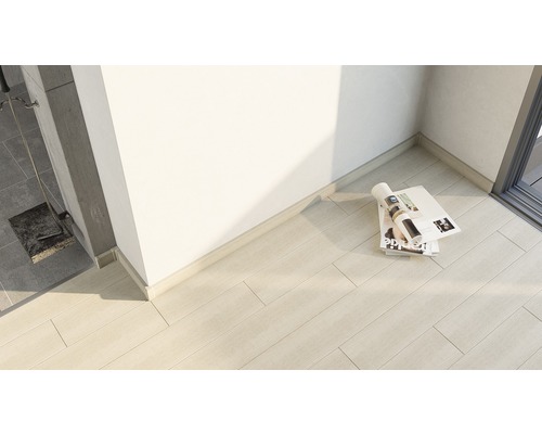 Heller Raum mit Bodenfliesen in Holzoptik und Sockelleiste