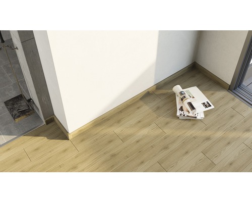 Boden mit Laminat in Holzoptik und Fußleisten an der Wand
