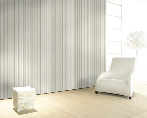 Heller Raum mit vertikal gestreifter Wand, Sessel und dekorativen Elementen