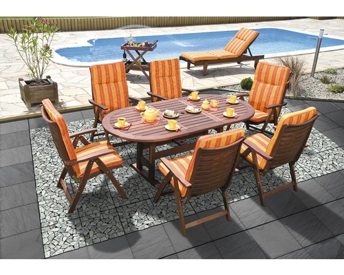 Gartenszene mit ovalem Holztisch, sechs Stühlen mit gestreiften Auflagen, Pool und Liegestuhl