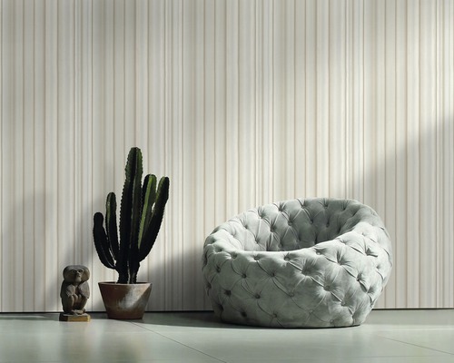 Szene mit einer Sessel, Kaktus und einer dreidimensionalen Wandverkleidung.