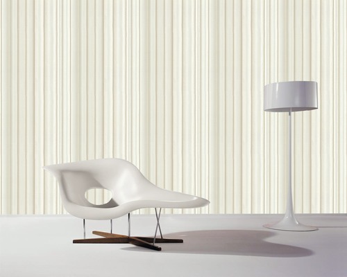 Dekorative Wand mit Sessel und Stehlampe