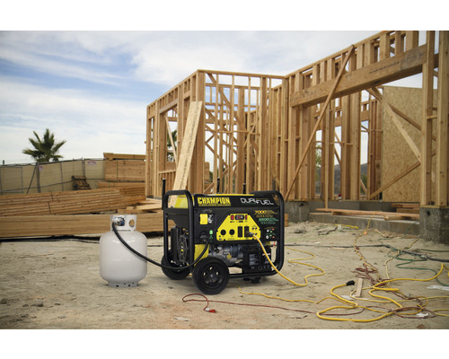 Champion Stromerzeuger im Einsatz auf einer Baustelle mit Holzkonstruktion und Propangasflasche