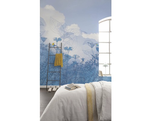 Helles Schlafzimmer mit einer Wandtapete mit einem floralen Muster, einem Bett und einer Leiter als Dekoration