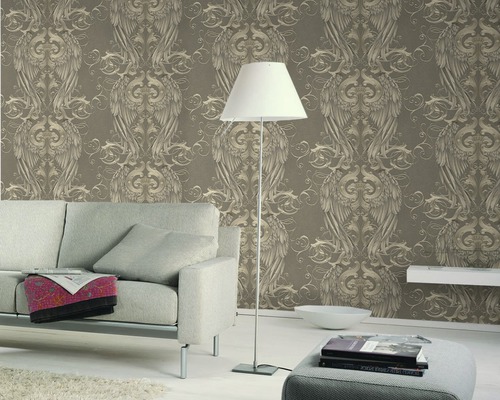 Wohnzimmer mit gemusterter Tapete, Sofa und Stehlampe