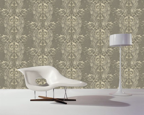 Raumansicht mit gemusterter Tapete, Stuhl und Stehlampe