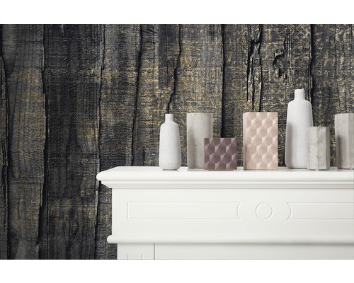 Dekorative Wand mit Holzstruktur und verschiedene Vasen auf einem Kaminsims